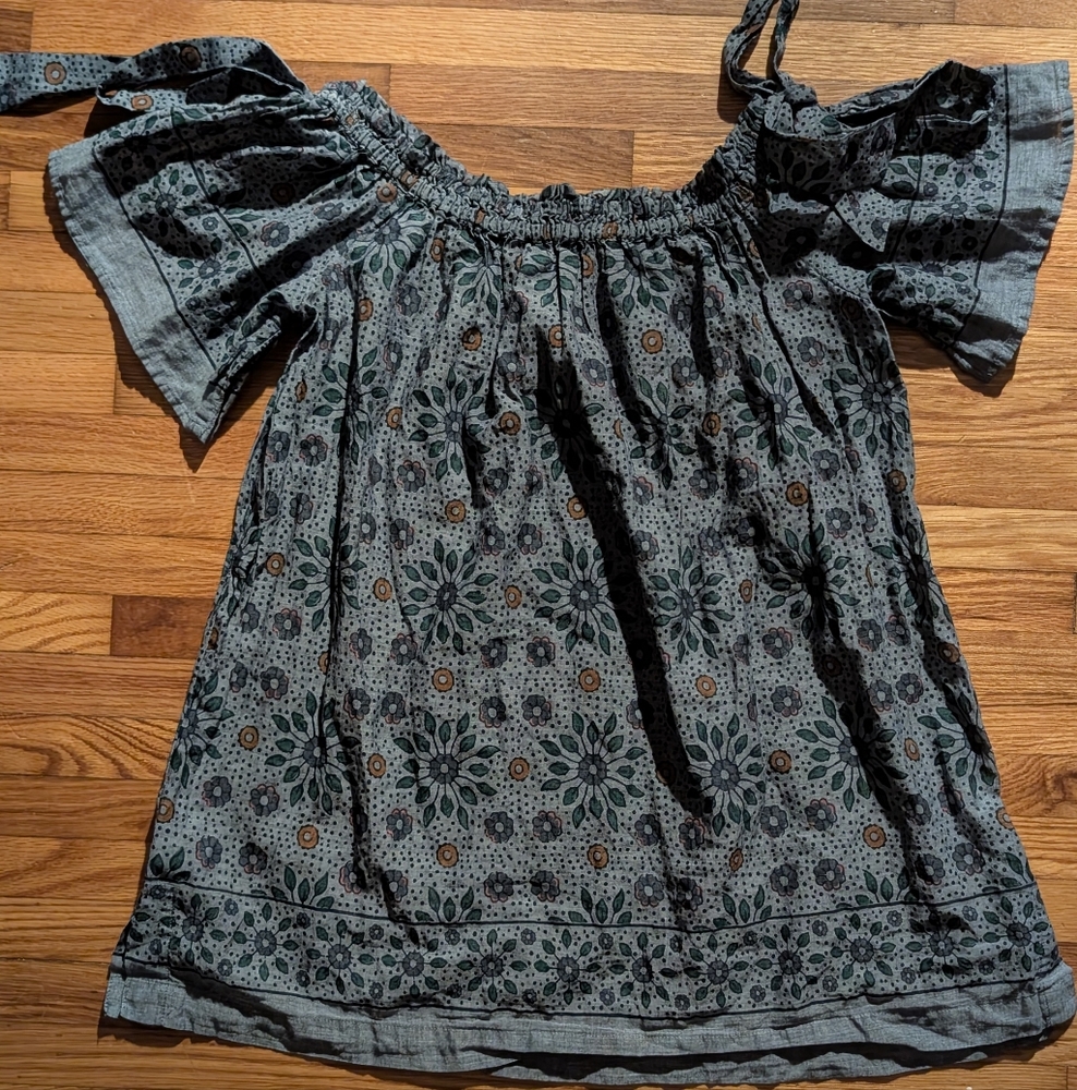 (PLEASE DISREGARD! SOLD ON WHATNOT!!)LOFT Gray Floral Smocked Blouse